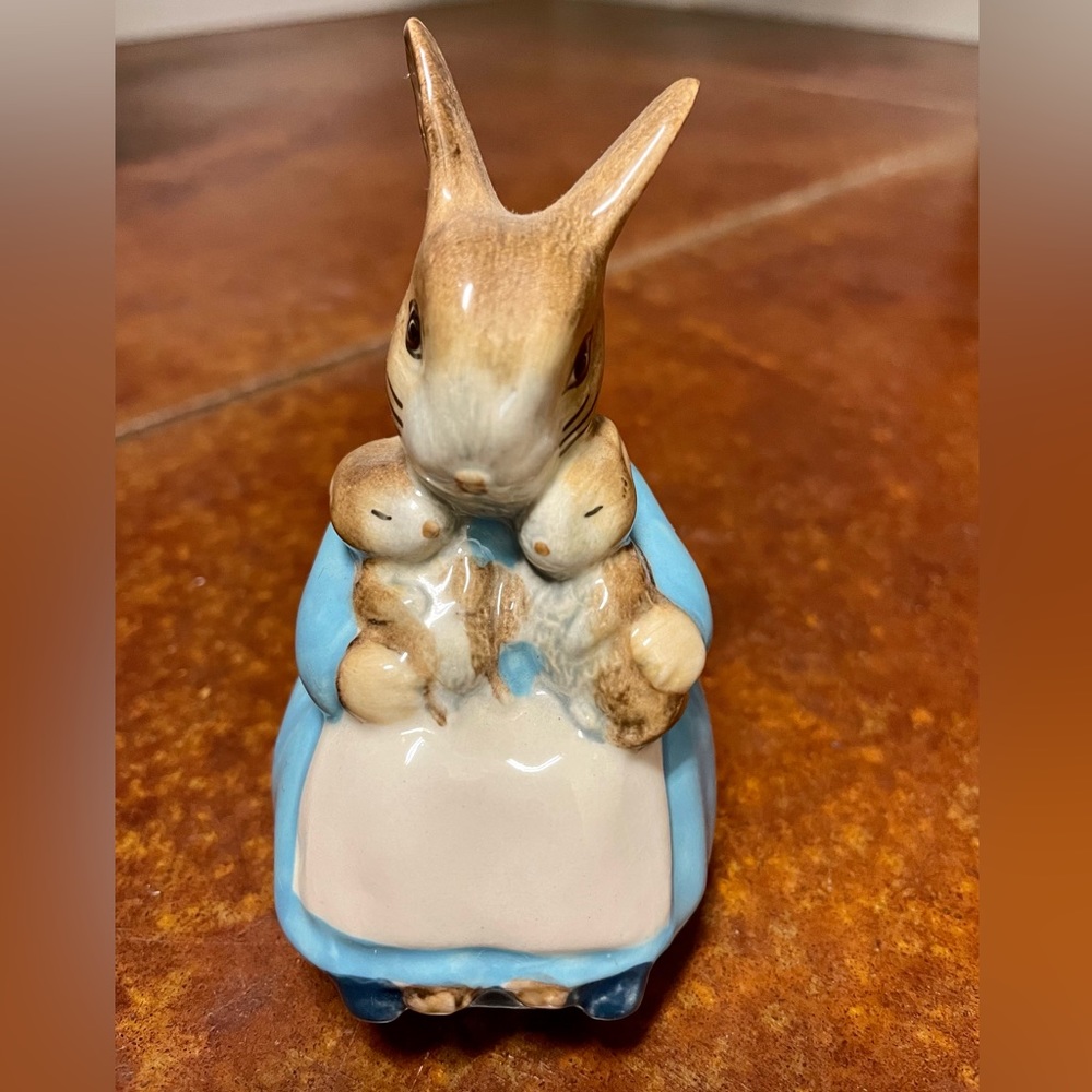 Beatrix Potter’s “Mrs. Rabbit and Bunnies” Figurine, Beswick England, 1976